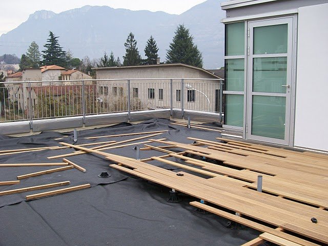 PARDOSEALA DE EXTERIOR TIP DECK PENTRU PISCINE, LEMN